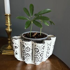 Crate & Barrel White Ceramic Decorative Flowerpot/Bowl Hand-Painted Motif